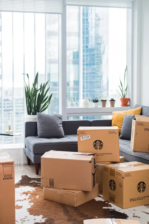 Cartons regroupés dans un espace de vie avant un changement d’adresse